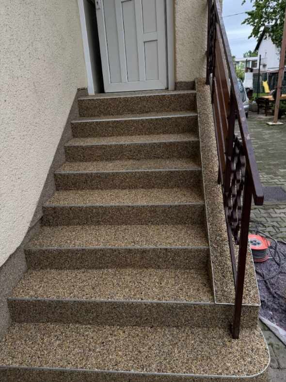 Stopnice s kamnito preprogo