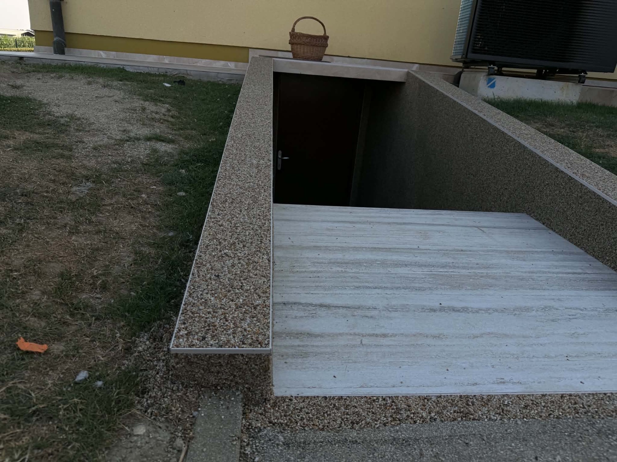 Obloženo zunanje stopnišče