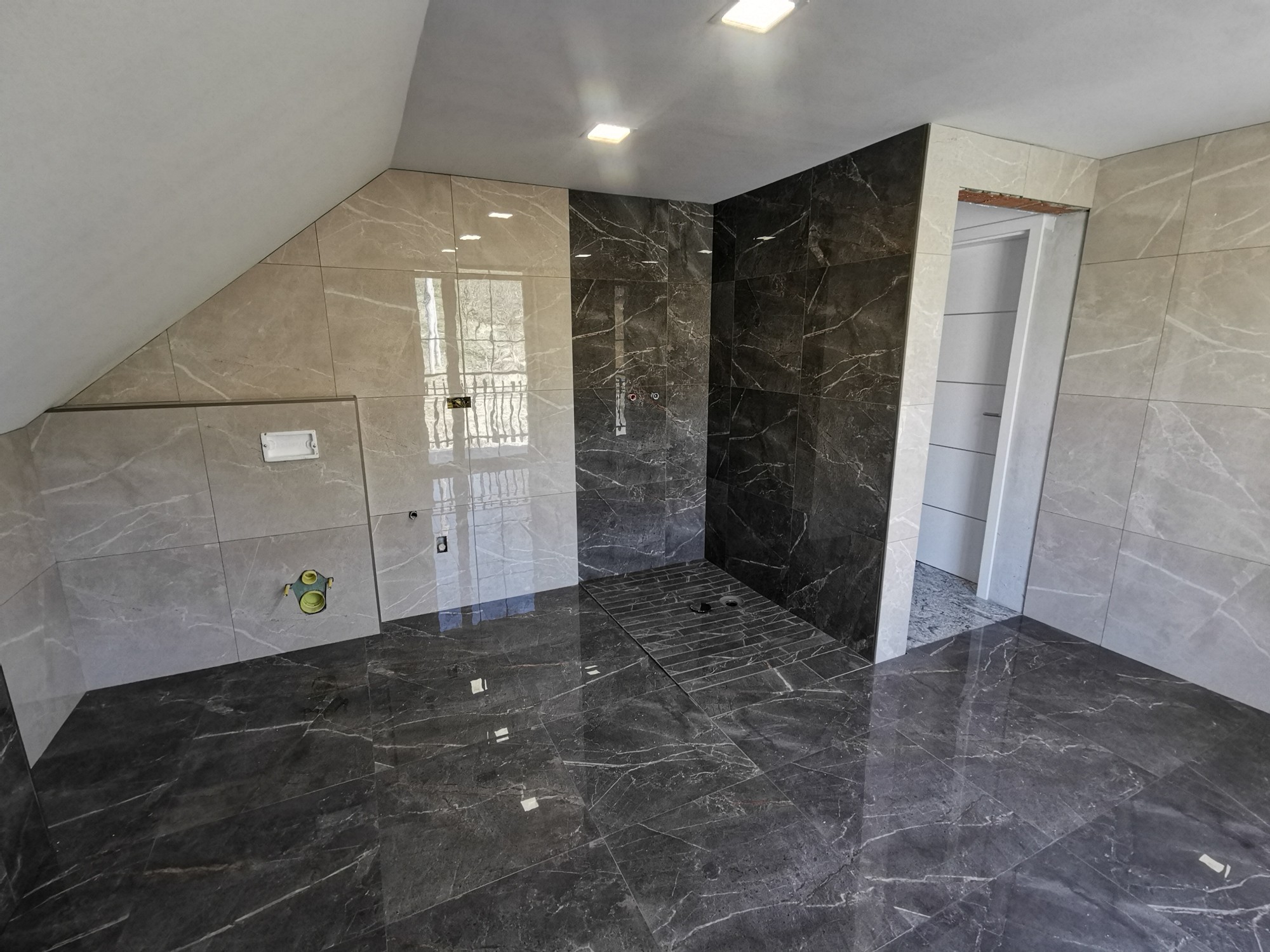 Prostor z marmornim vzorcem