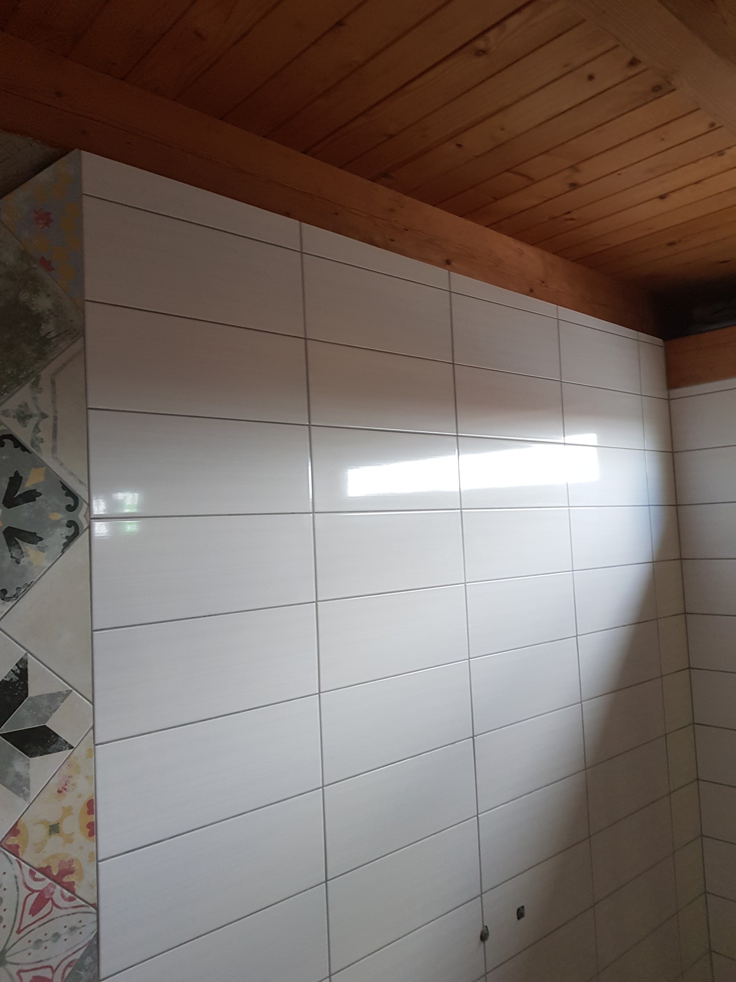 Keramične obloge pod lesenim stropom